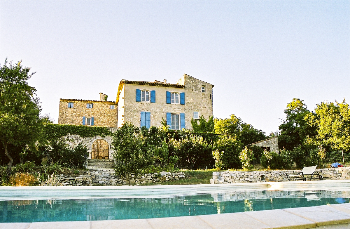 Bas chateau-vue-piscine-maison-Lincel-cour-interieure-terrain-maison-location-vacances-luberon-ping-pong-vue-piscine-privee-barbecue-grand-jardin-calme-provence-home-care Magnifique château avec piscine et vue imprenable