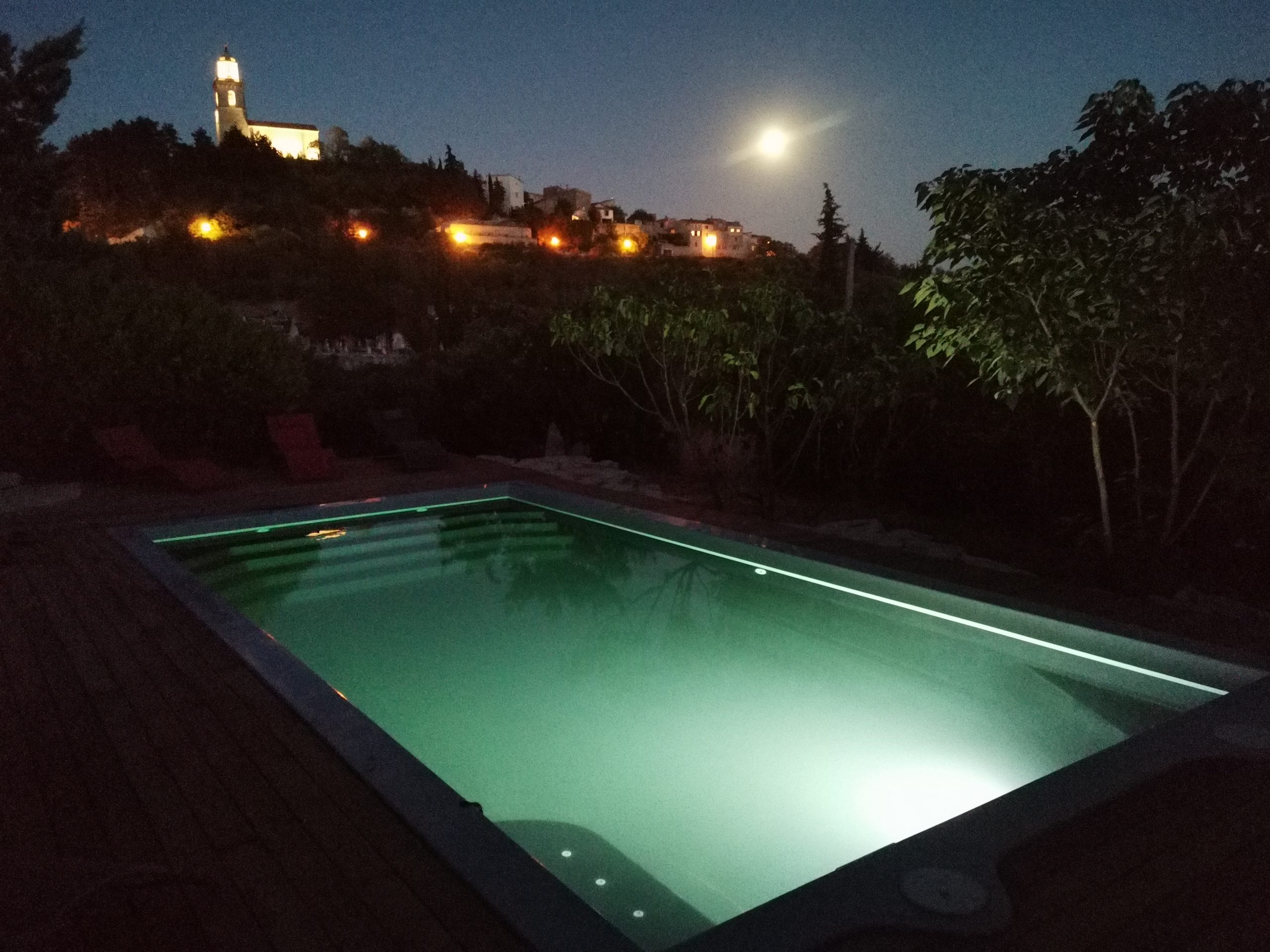 Campagne St Michel-facade-pierre-authenticité-charme-Lincel-Provence-soleil-internet-maison-familiale-location-vacances-luberon-barbecue-piscine-jardin-arbore-calme-provence home care Vue aérienne sur le grand jardin, la maison, son solarium, la piscine sécurisée et la cour, maison gérée par l'agence Provence Home care