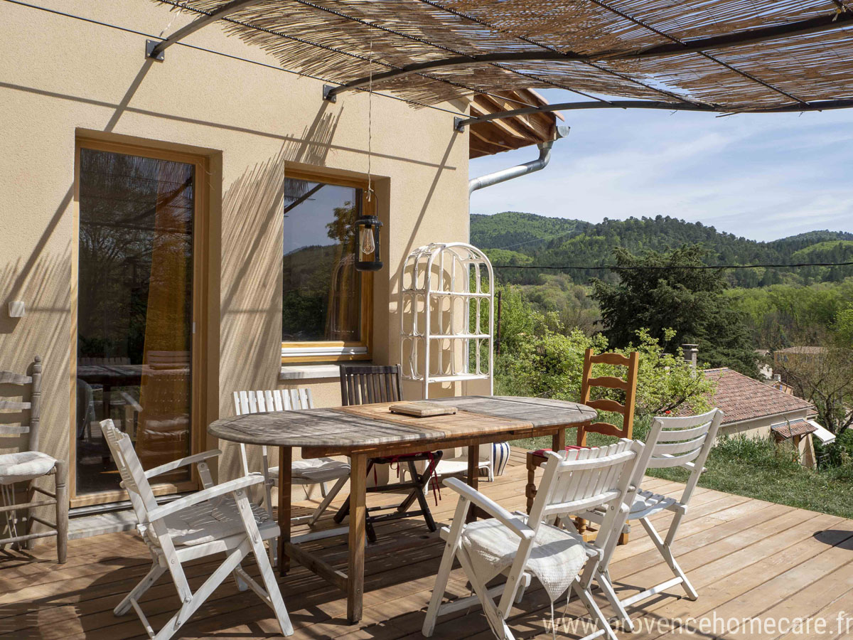 Vue aérienne sur le grand jardin, la maison, son solarium, la piscine sécurisée et la cour, maison gérée par l'agence Provence Home care