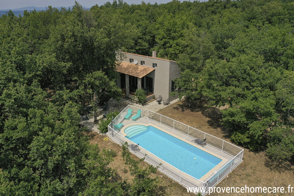 Maison et piscine privée dans les bois