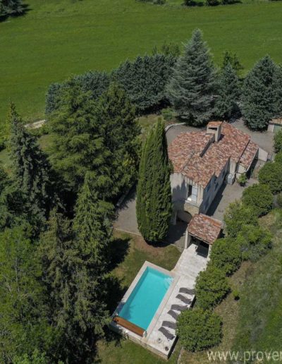 La maison vue de dessus avec la piscine et son eau translucide qui invite à la baignade et son environnement arboré lui conférent tranquillité et intimité pour des vacances reposante dans la location Les Gavottes au Revest des Brousses en Provence.