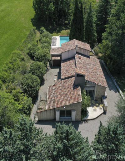 Vue du ciel de la maison dans son cocon de verdure arboré et aménagé de différents espace pour des vacances en toute quiétude dans la location Les Gavottes au Revest des Brousses en Provence.