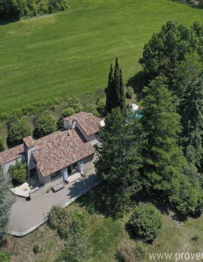La maison vue du ciel dominée par la nature environnante verdoyante, un écrin de sérénité pour des vacances sous le signe de la détente dans la location Les Gavottes située au Revest des Brousses au cœur de la Provence.