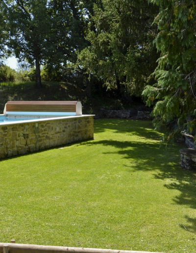 La piscine avec son eau cristalline dans son écrin de verdure. Le jardin ou règne le calme et ou il fait bon vivre pour des séjours en toute quiétude au sein de la location de vacances Les Gavottes au Revest des Brousses en Provence.