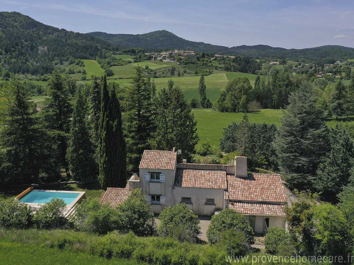 Vue aérienne sur le grand jardin, la maison, son solarium, la piscine sécurisée et la cour, maison gérée par l'agence Provence Home care