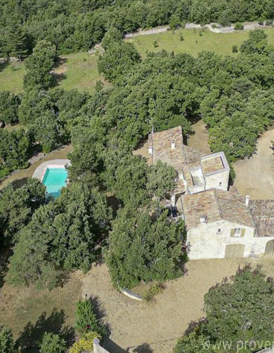 Vue du ciel de la location de vacances La Poncette à Reillanne, au coeur de la Provence, avec son grand jardin arboré et ombragé, sa belle piscine ensoleillée et le charme de la pierre en façade.