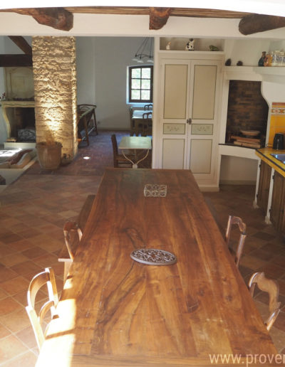 Une belle cuisine conviviale et familiale de style provençale et bien équipée ou l'on peut faire de grande tablée pour de bons moments au sein de la location de vacances La Poncette située à Reillanne dans le Luberon.