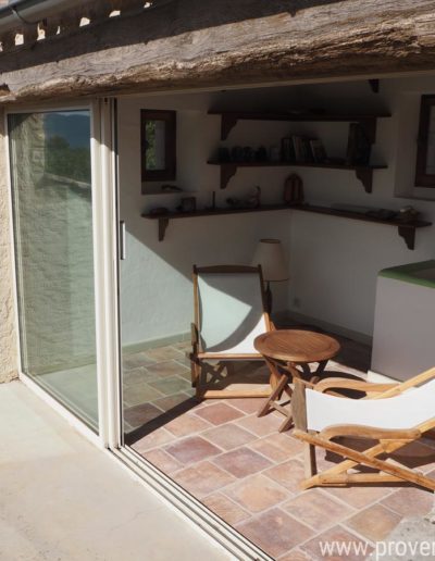 Le solarium avec ses transats et ses larges baies vitrées ouvrant sur la terrasse et sa vue panoramique se situe au sommet du pigeonnier de la location de vacances La Poncette, à Reillane en Luberon