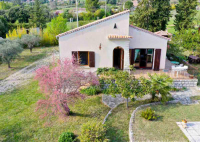 vue aerienne de la maison, arbres, tamaris en fleurs, oliviers, parking