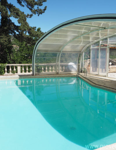 La piscine et son eau turquoise disposant d'une belle terrasse en dalle ensoleillée et équipée de bains de soleil pour das vacances reposantes dans la location Le Castellas à Manosque au cœur du Luberon.