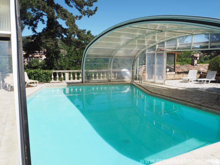 La piscine et son eau turquoise disposant d'une belle terrasse en dalle ensoleillée et équipée de bains de soleil pour das vacances reposantes dans la location Le Castellas à Manosque au cœur du Luberon.