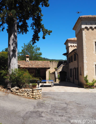 La vue en arrivant avec la première tour de la maison la terrasse devant et l'escalier donnant accès à l'appartement au premier étage, le ciel bleu et le soleil se conjugue pour des vacances agréables dans la location Le Castellas située à Manosque au cœur du Luberon.