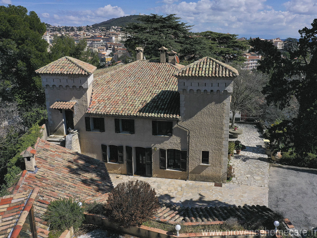 OLYMPUS DIGITAL CAMERA Vue aérienne sur le grand jardin, la maison, son solarium, la piscine sécurisée et la cour, maison gérée par l'agence Provence Home care