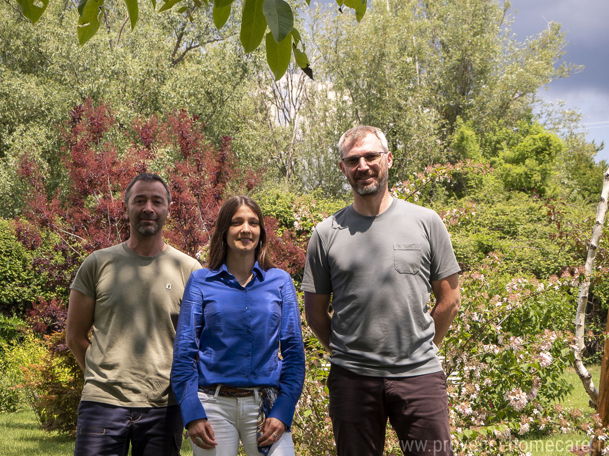 Entretien d'un jardin par un membre de l'équipe de Provence Home Care