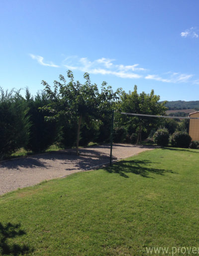 Les terrains de boules entourés d'espaces verts et de champs pour des moments conviviaux au sein du domaine La Tuilière, location de vacances située à Lurs au cœur de la Provence.