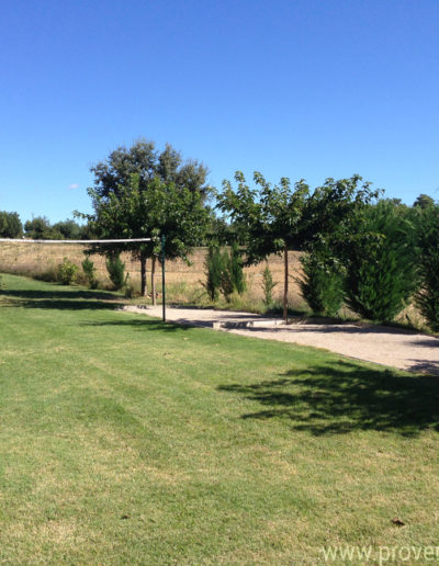 Les terrains de boules entourés d'espaces verts et de champs pour des moments conviviaux au sein du domaine La Tuilière, location de vacances située à Lurs au cœur de la Provence.