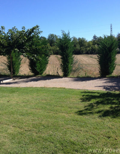 Les terrains de boules entourés d'espaces verts et de champs pour des moments conviviaux au sein du domaine La Tuilière, location de vacances située à Lurs au cœur de la Provence.