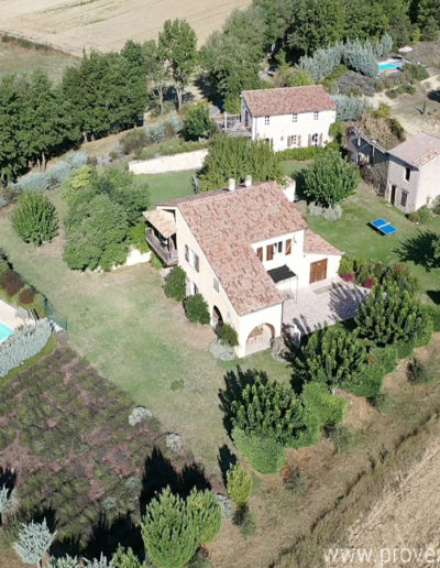 Vue du ciel du domaine composée de 3 bâtiments: les deux maisons pouvant accueillir jusqu'à 18 personnes, les deux piscines avec transats et parasol et le jardin paysagé et ombragé ou vous pouvez vous prélasser, profiter des terrasses, ou faire des parties de ping-pong ou de pétanques en famille ou entre amis pour des moments conviviaux en toute simplicité au sein de la location de vacances 