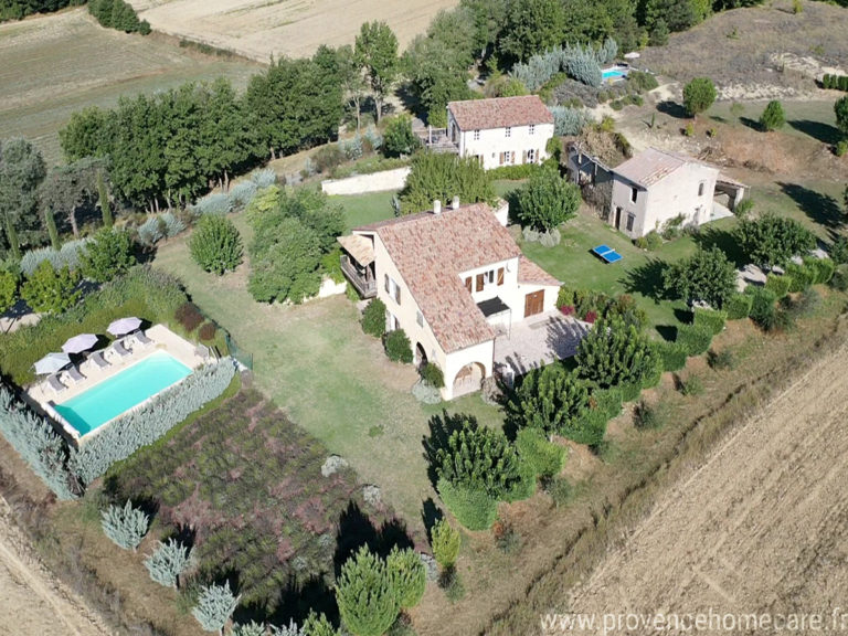 Vue du ciel du domaine composée de 3 bâtiments: les deux maisons pouvant accueillir jusqu'à 18 personnes, les deux piscines avec transats et parasol et le jardin paysagé et ombragé ou vous pouvez vous prélasser, profiter des terrasses, ou faire des parties de ping-pong ou de pétanques en famille ou entre amis pour des moments conviviaux en toute simplicité au sein de la location de vacances "La Tuilière" située à Lurs en Provence.