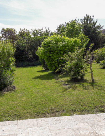 L'agréable jardin verdoyant et ensoleillé un havre de paix au coeur de Forcalquier pour un séjour confortable au sein de la location de vacances Le Fontauris.
