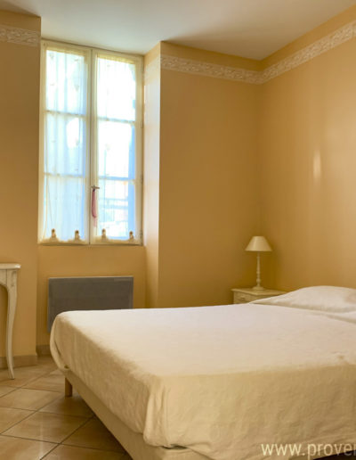 La chambre avec son lit en 160 cm, sa décoration sobres et ses couleurs douces, Le Fontauris est une location de vacances confortable et idéalement située au coeur de Forcalquier, en Provence.
