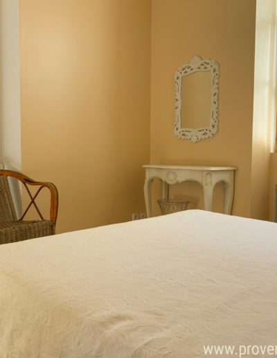 La chambre avec ses couleurs claires et sa décoration épurée invite au repos et à la détente pour un séjour agréable au sein de la location de vacances Le Fontauris, à Forcalquier au cœur de la Provence
