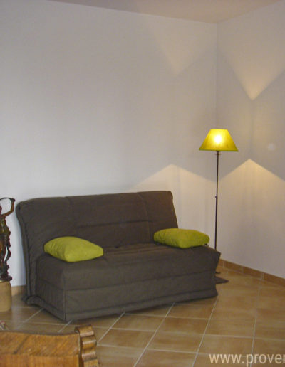 L'alcove servant espace TV, équipée d'un canapé lit et d'un banquette pouvant accueillir 2 couchages supplémentaires pour la location de vacances Le Fontauris situé au cœur de ville de Forcalquier, en Provence.