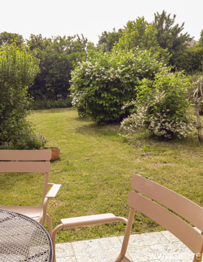 La terrasse de la location de vacances Le Fontauris avec son agréable jardin végétalisé exposé sud, au cœur du centre ville de Forcalquier, en Provence.