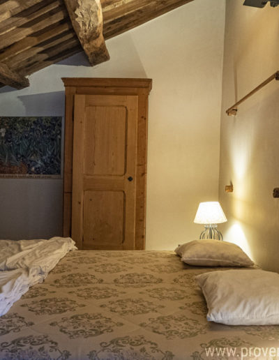 Le dortoir du dernier étage alliant sobriété et simplicité avec un mélange de matériaux bruts et naturels révèle l'authenticité de la location de vacances La Norgère située dans le pittoresque village de Mane au coeur de la Provence.