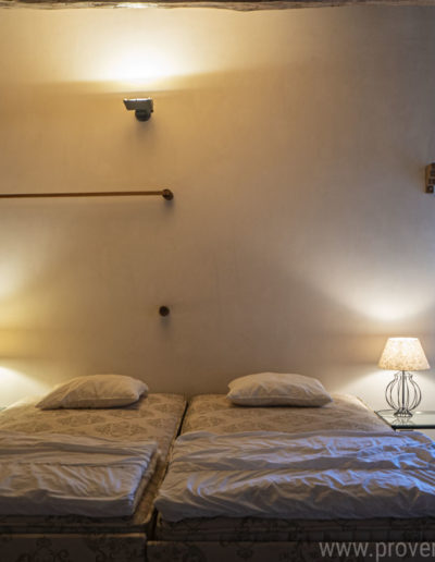 L'espace dortoir en mezzanine au dernier niveau, propice au repos par sa décoration sobre et ses couleurs naturelles pour des vacances en toute sérénité dans le gîte La Norgère à Mane en Provence.