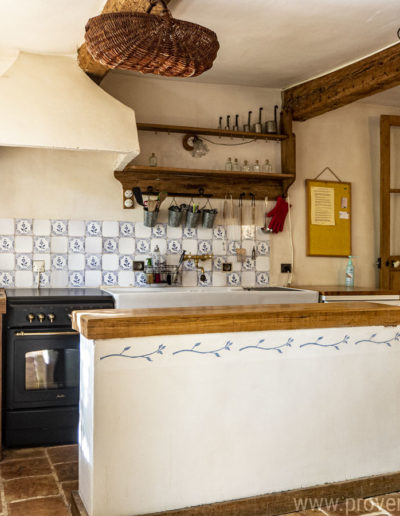 La cuisine équipée au charme rustique dans un style campagne avec ses matériaux bruts de la location de vacances La Norgère à Mane au cœur de la Provence.