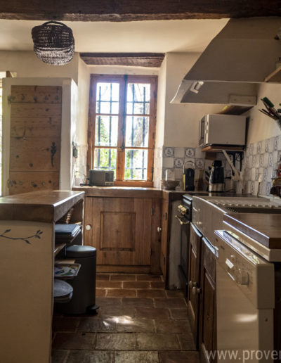 La cuisine aménagé et équipée alliant charme et chaleur avec ses matériaux et sa décoration révélant toute l'authenticité de la location de vacances La Norgère située au cœur de la Provence à Mane.