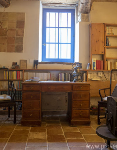 Un espace bureau authentique par son mobilier en bois et ses matériaux, réchauffé par la chaleur du poêle à bois lors des soirées fraiches de mi saison dans la location de vacances La Norgère à Mane au cœur de la Provence