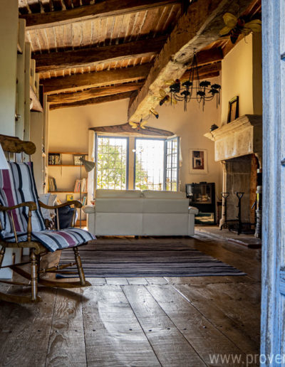 Ouverture sur l'espace salon avec sa décoration chaleureuse et son architecture authentique, depuis la terrasse arrière de la location de vacances La Norgère, à Mane en Provence