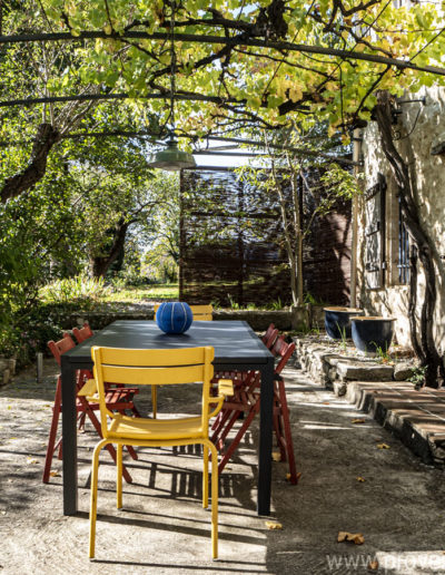 Des couleurs vives et une nature luxuriante sur cet agréable terrasse pour passer des moments convivaux dans la location de vacances La Norgère à Mane en Provence