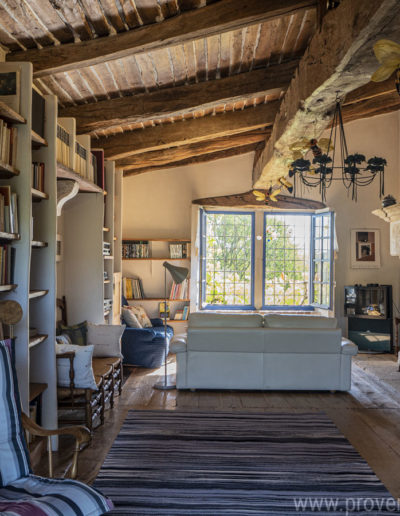 L'authenticité et le charme du bois pour ce majestueux espace salon avec sa cheminée monumentale et ses différents espaces pensés pour la détente et le confort de chacun pour passer d'agréables vacances au cœur de la Provence au gîte La Norgère.