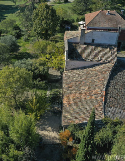 Vue du ciel sur l'espace jardin arboré autour du gîte et de la piscine réservée pour les locations de vacances et des moments détente au gîte de La Norgère à Mane en Provence