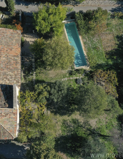 Vue du dessus du gîte avec la piscine et son environnement arboré pour de beaux moment de détente dans la location de vacance La Norgère au coeur de la Provence à Mane