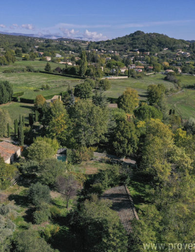 Vue du ciel du jardin arboré et ombrage et de la nature environnante de la location de vacances La Norgère, à Mane en Provence