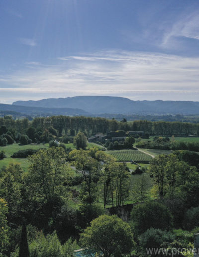 Vue du ciel panoramique sur la nature luxuriante et le Luberon depuis les toits de la location de vacances La Norgère, à Mane en Provence.