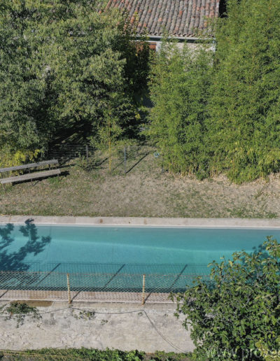 Vue du ciel de la piscine et son eau cristalline ou l'on peut se baigner en toute quiétude grâce à la végétation assurant un brise vue naturelle du gîte La Norgère, location de vacances au cœur de la Provence, à Mane.