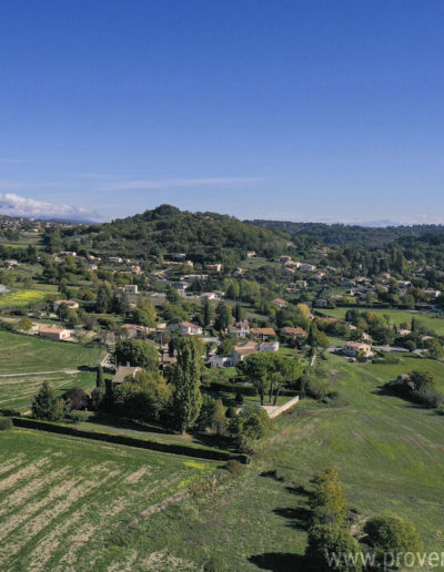 La nature environnante et verdoyante avec de charmante maisons provençales autour du gîte La Norgère, authentique maison de vacances au cœur de la Provence, à Mane.