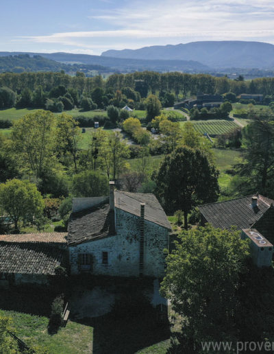 Vue du ciel sur la nature environnante et verdoyante autour du Gîte La Norgère à louer à Mane, tout proche du musée de Salagon.