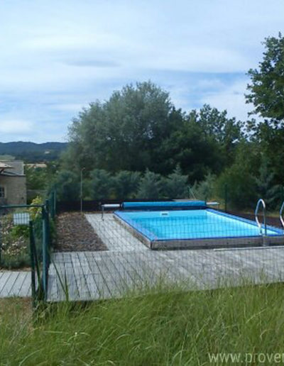 La piscine entourée de verdure et entièrement clôturée pour une totale sécurité dans la location de vacances La Santoline située à Lurs au cœur de la Provence.