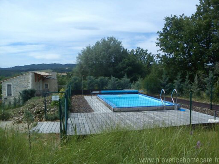 La piscine entourée de verdure et entièrement clôturée pour une totale sécurité dans la location de vacances La Santoline située à Lurs au cœur de la Provence.