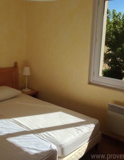 La chambre 3 du T4 à l'étage jumelle des deux autres avec sa sobriété, sa belle fenêtre donnant sur le jardin et ses deux lits simples formant un lit en 180 cm pour des vacances en toute simplicité dans la location Les Lavandins située à Lurs, en Provence.