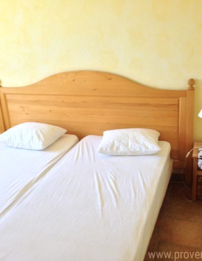 La chambre 2 du T4 à l'étage composée de 2 lits simples pouvant former un grand lit en 180 cm, sobre et lumineuse pour des vacances reposantes au sein de la location de vacances Les Lavandins à Lurs en Provence.