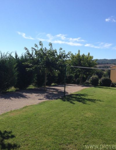 Les terrains de boules entourés de verdures et baignée de soleil pour un séjour agréable dans la location de vacances Les Lavandins à Lurs en Provence.