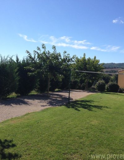Les terrains de boules entourés de verdures et baignée de soleil pour un séjour agréable dans la location de vacances Les Lavandins à Lurs en Provence.