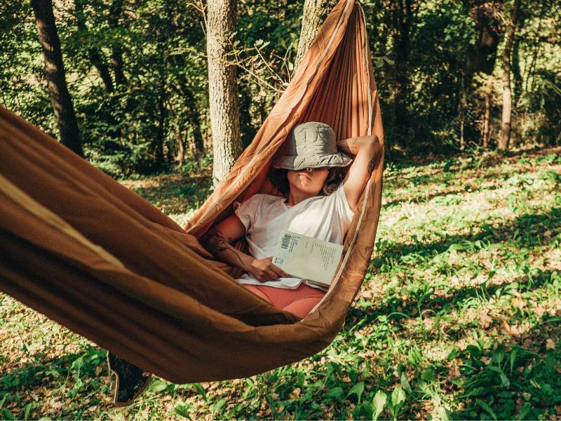 Vacancière se reposant dans le jardin d'une maison de vacances en Alpes-de-Haute-Provence